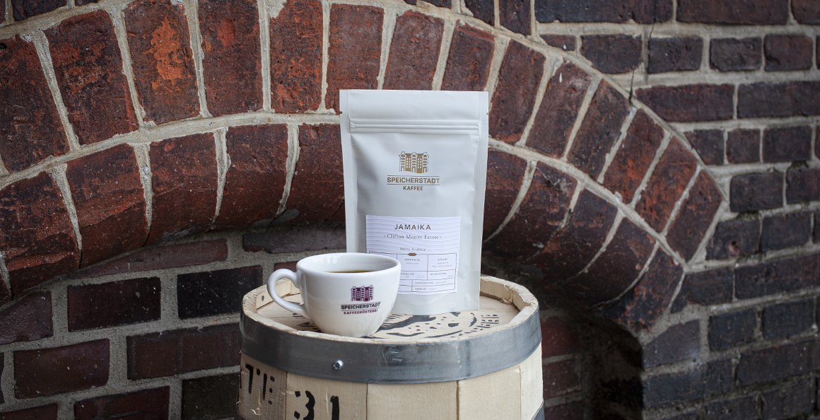 Verpackung des Jamaika Clifton Mount Estate mit eine Tasse Kaffee